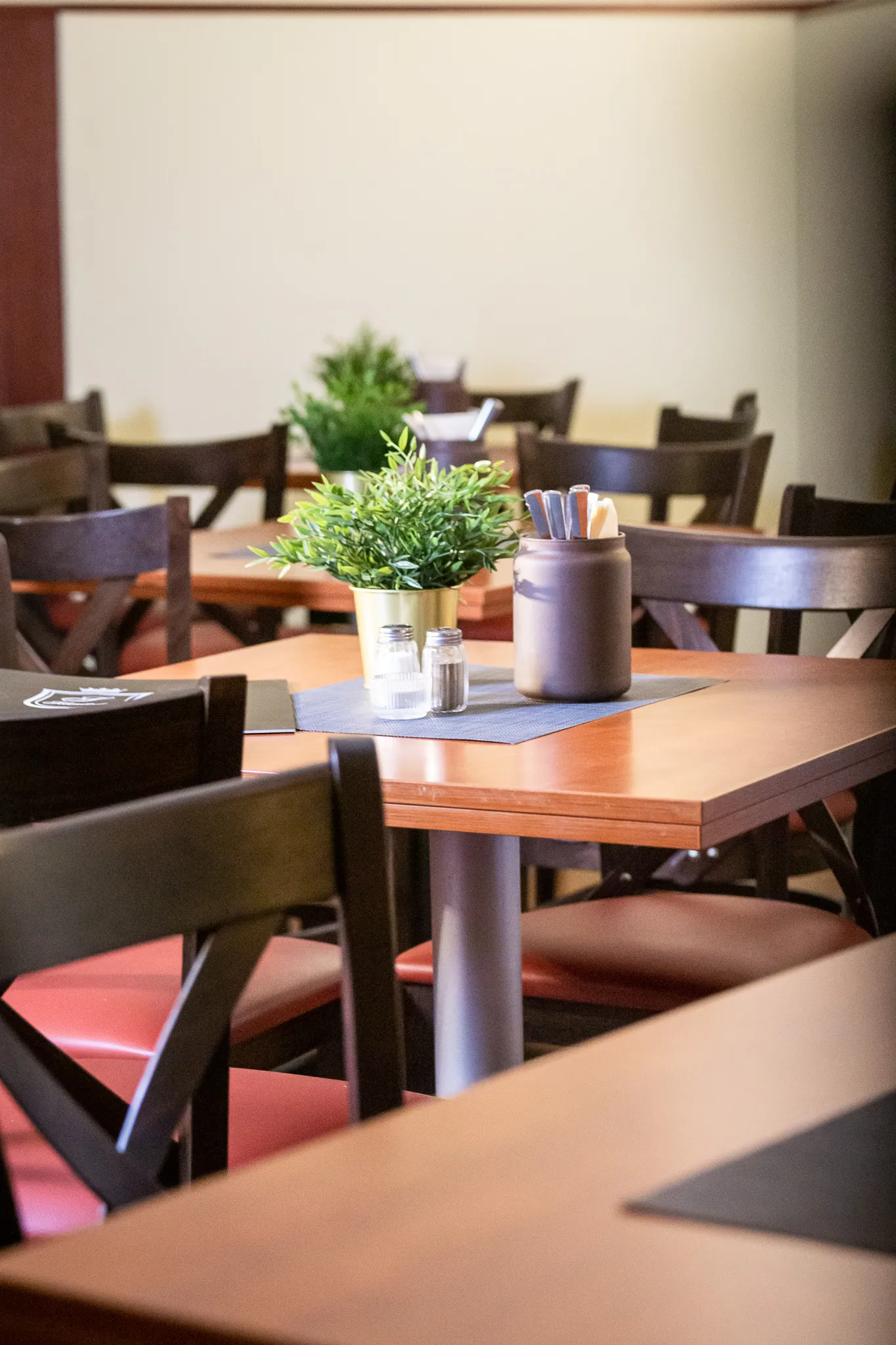 Stühle und Tische sind zu sehen