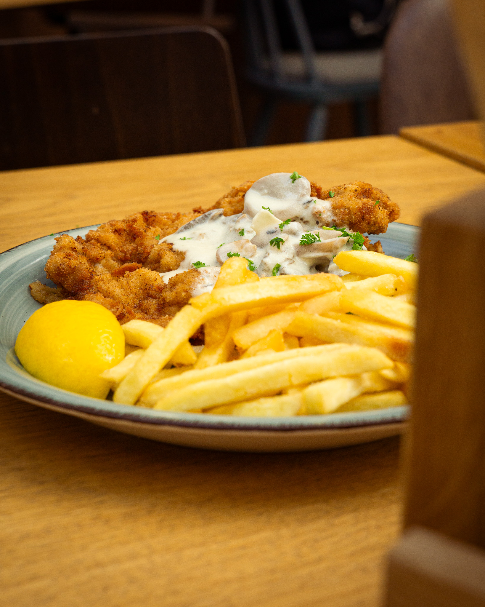 Teller mit Pommes und Schnitzel