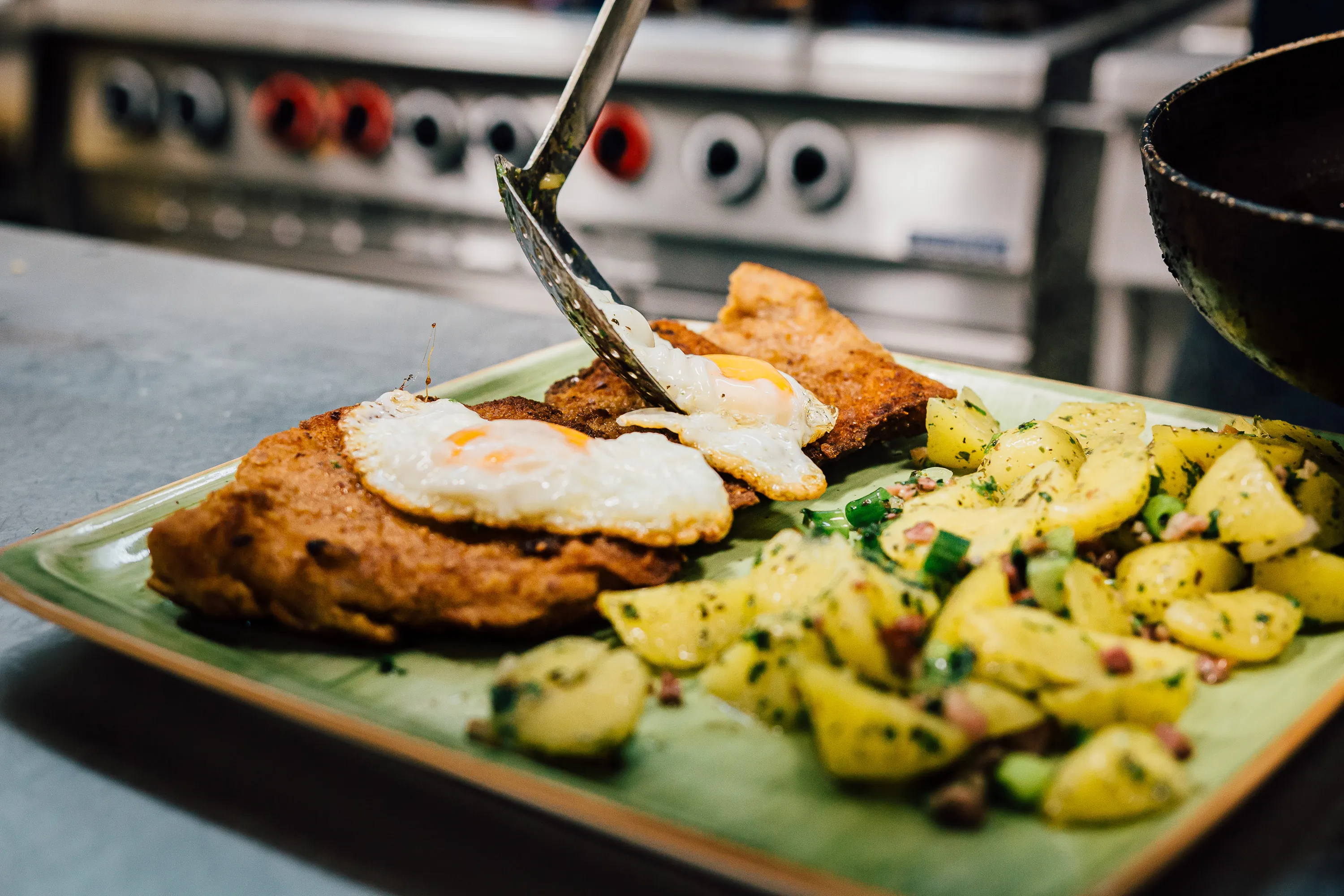 Leckeres Schnitzel wird zubereitet