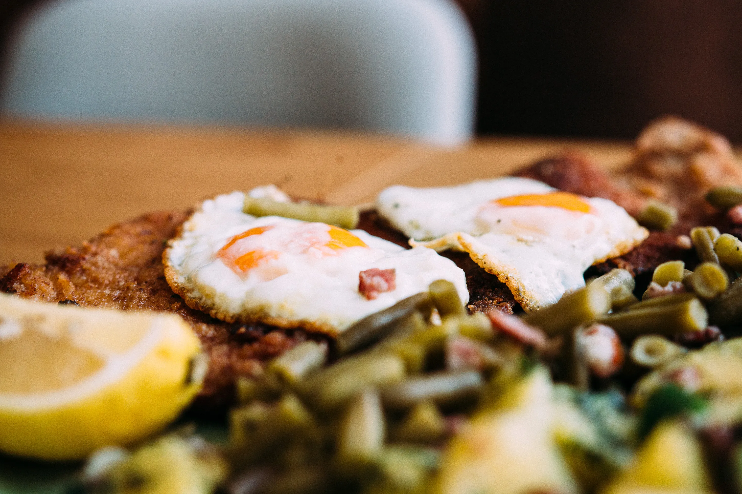 Schnitzel mit Ei und frischen Bohnen
