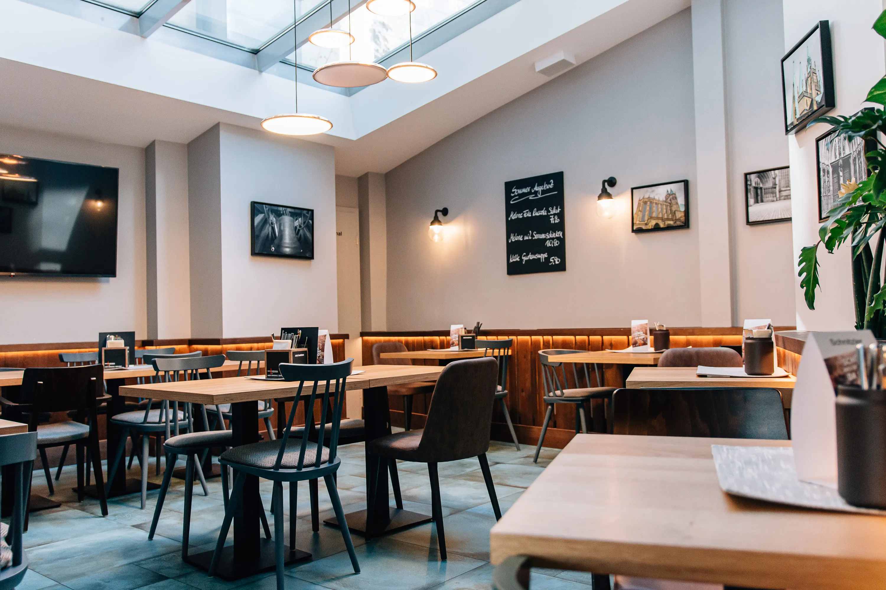 Blick in den hinteren Bereich des Restaurants. Mit Stühlen und Tischen