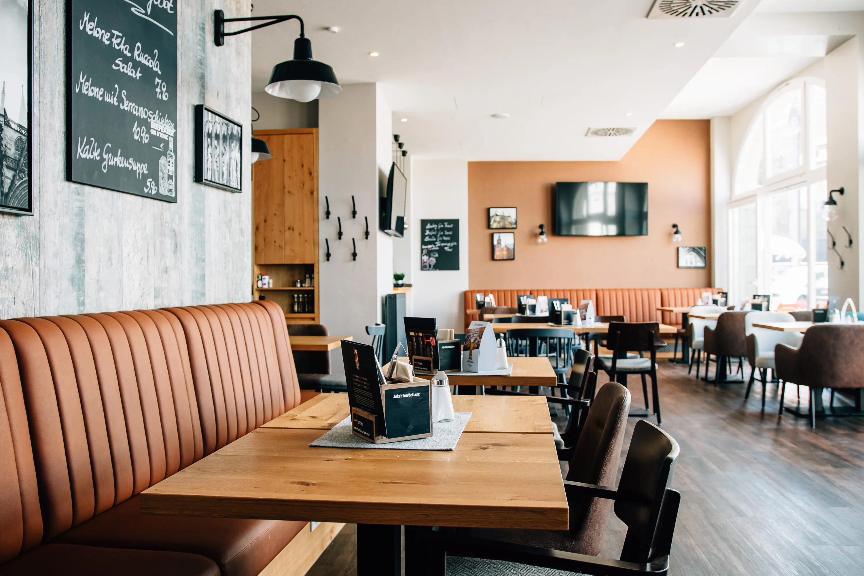 Tische und Stühle aus dem Restaurant